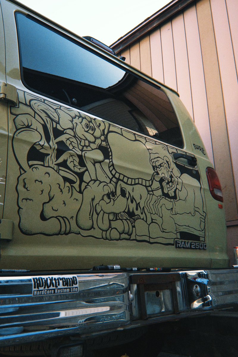 ROYSTORYq's tweet photo. 車に絵を描く時が来た！
ご縁があって車をキャンバスにして好きなように書いて欲しいという依頼をもらった😭
本当に幸せです https://t.co/dao5fHNNw6