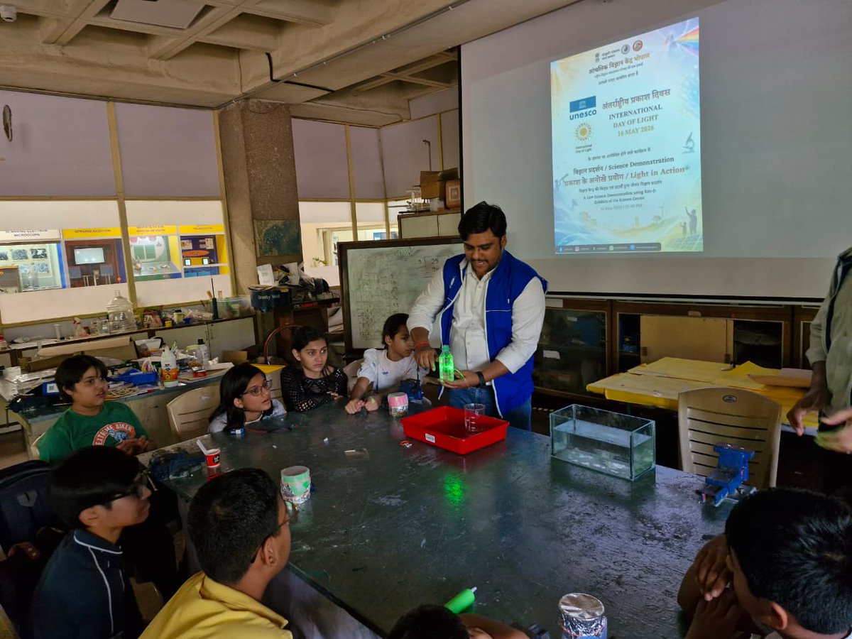 rscbhopal's tweet photo. आंचलिक विज्ञान केंद्र, भोपाल द्वारा अंतर्राष्ट्रीय प्रकाश दिवस 2026 के अवसर पर “प्रकाश के अनोखे प्रयोग / Light in Action” विज्ञान प्रदर्शन का आयोजन किया गया। (1/2)

#InternationalDayOfLight
#STEMEducation
#Optics
#physicsexperiments
#ExploringScience
#bhopal https://t.co/hmeisiu2S2