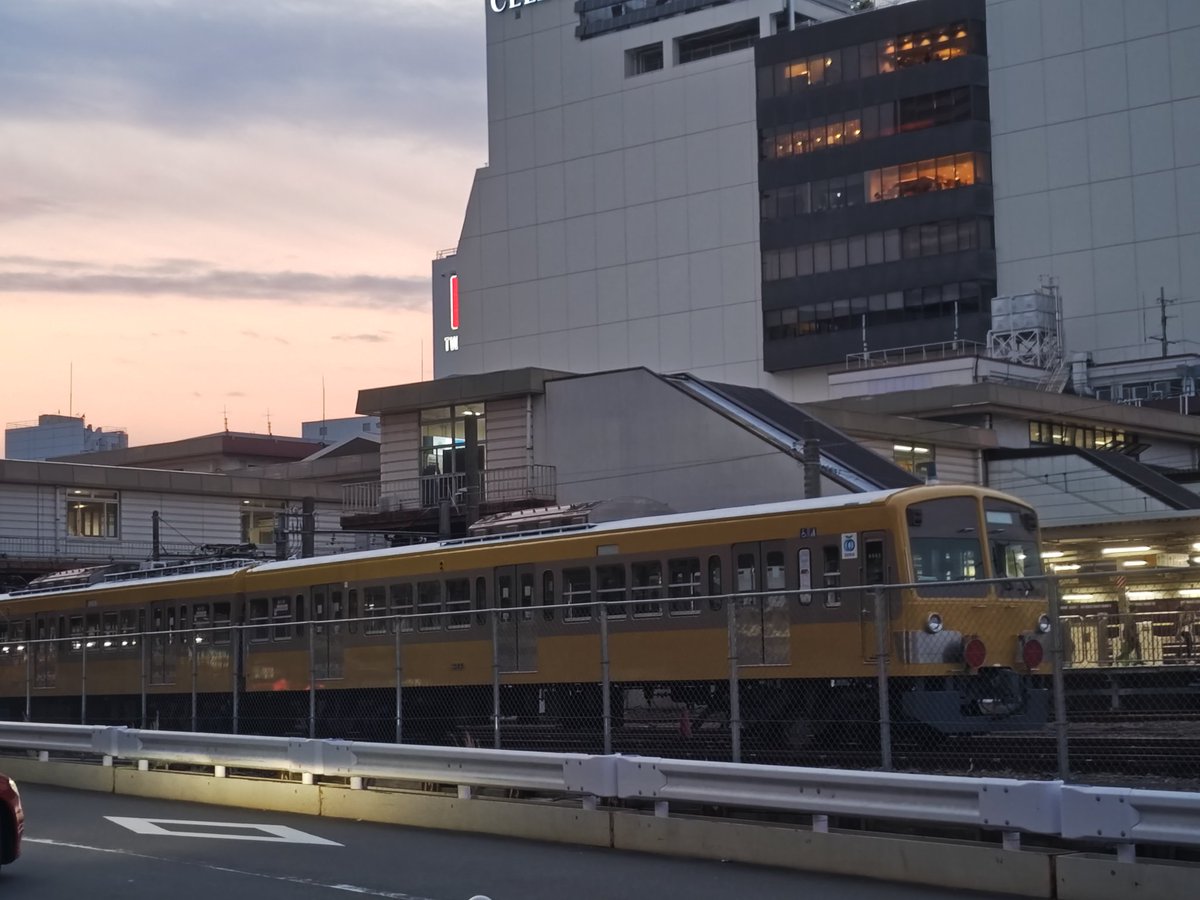mhmh003's tweet photo. 八王子駅に妙な車両が。あれ、西武鉄道？なんで？ https://t.co/GrrG2uhZSS