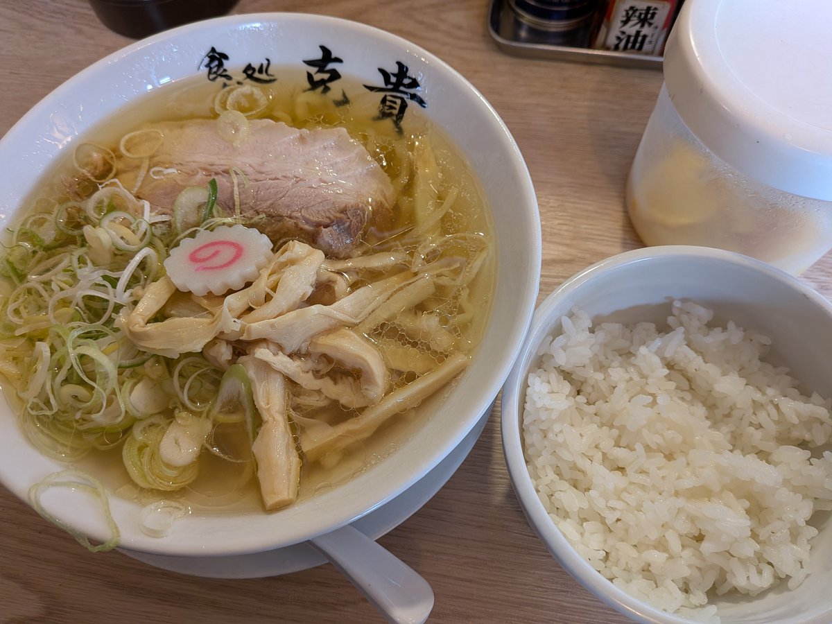 dragon_stranger's tweet photo. 今日の朝ラー克貴のラーメン+半ライス、ランチはたくみ家のラーメン+ライス。あっさりとこってり、あっさりのほうが好みかなぁ。 https://t.co/al89o0dP6v