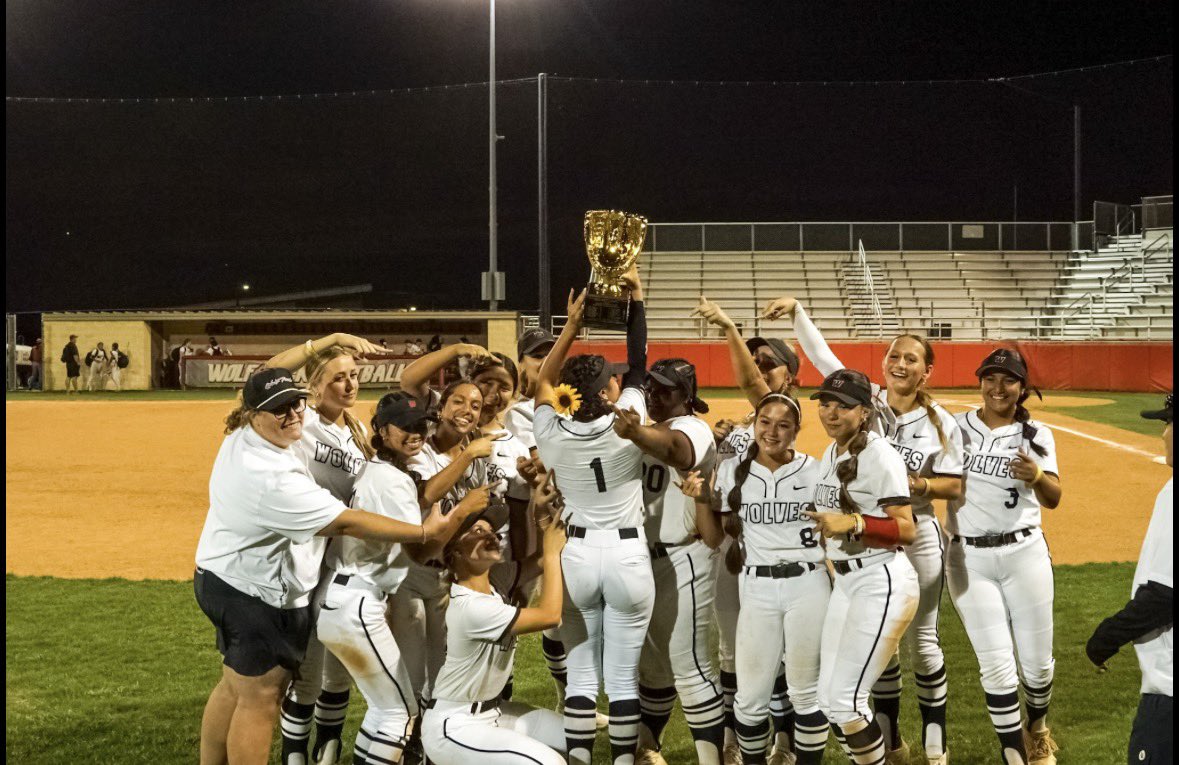 JordynnBooe2026's tweet photo. All great things come to an end and unfortunately my High School career ended in the Regional Semifinals against a talented Lake Creek team. I am grateful for my 4 years with Weiss Softball and hope I was able to help build a culture of success in my time there. Here are some of my senior season stats:
Hitting: Avg. - .578, OPS - 1.723, Hits - 59, 2B - 10, 3B - 7, HR - 9, RBI - 47, Runs - 63 and Walks - 28.

Pitching: Innings - 72, Hits - 44, Earned Runs - 25, Strikeouts - 105, ERA - 2.419 and BAA - .168.

One more summer of Unity Johnson/VB softball before heading off to college! Thank you to all of my coaches and teammates for making this High School journey a memorable one and I look forward to seeing big things from Weiss Softball in the coming years!!! Hook’em 
#Weisstory @WeissSoftball @var_austin @PfISDAthletics @statesman @ASJSportsATX