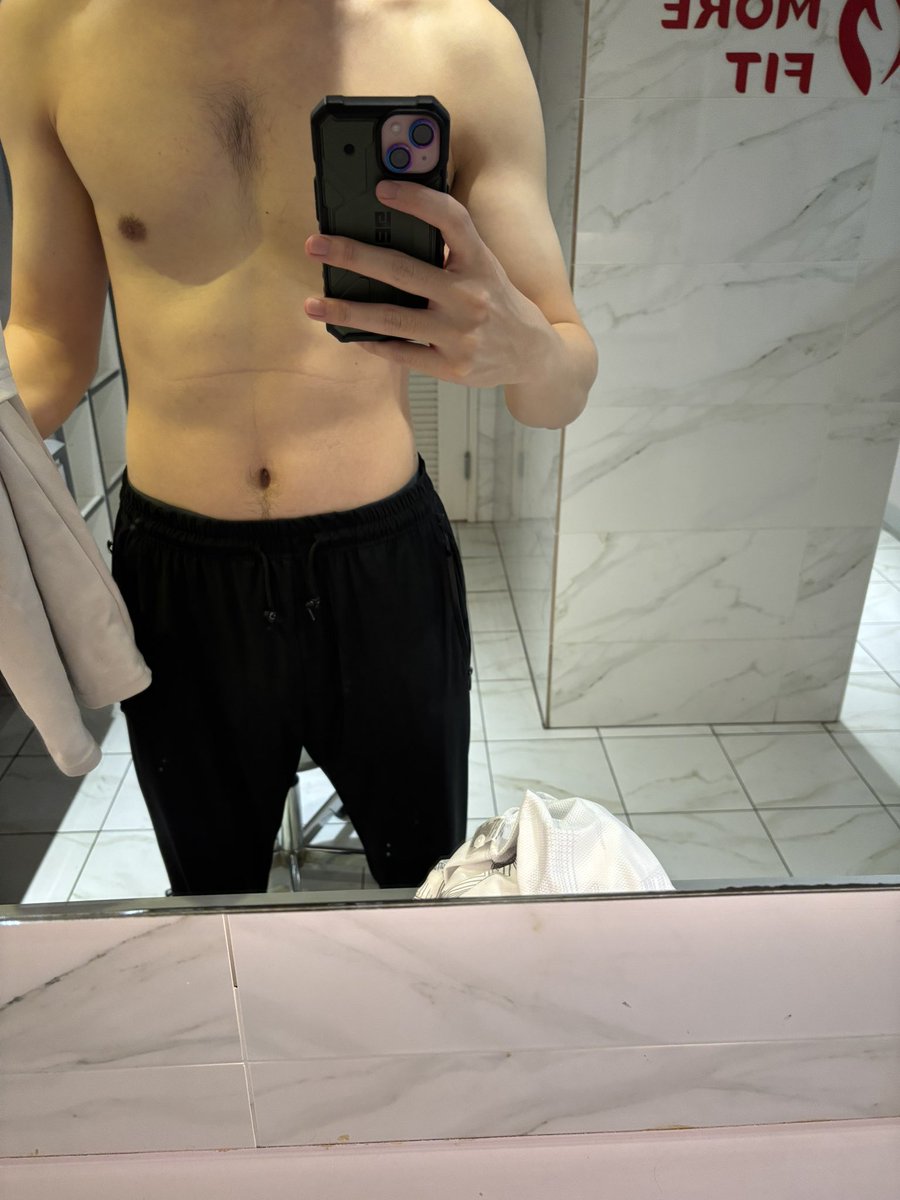 anan8847's tweet photo. 原本要陪我爸去補習班卻臨時停課
本來要備課寫排列組合但卻變成看獵人跟打lol
去松江南京的morefit健身（上一次健身不知道什麼時候了）
然後吃藏壽司，結果滿額贈早就沒了笑死
跑去渣男 竟然可以打香腸而且竟然打到兩根 笑爛 https://t.co/hDuIbxCrR8