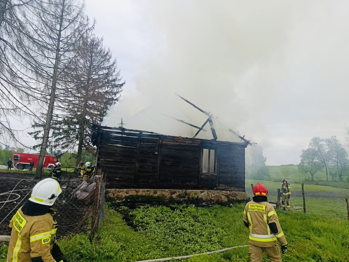KMPSPLomza's tweet photo. 💢Pożar budynku w miejscowości Koniecki🔥🏠

O godz. 15:58 zostaliśmy zadysponowani do pożaru drewnianego budynku mieszkalnego. Po przybyciu zastano rozwinięty pożar obejmujący poddasze oraz znaczną część obiektu.

Budynek był niezamieszkany - brak poszkodowanych. 

🚒 🚒🚒🚓 https://t.co/IhE7vb9kqH