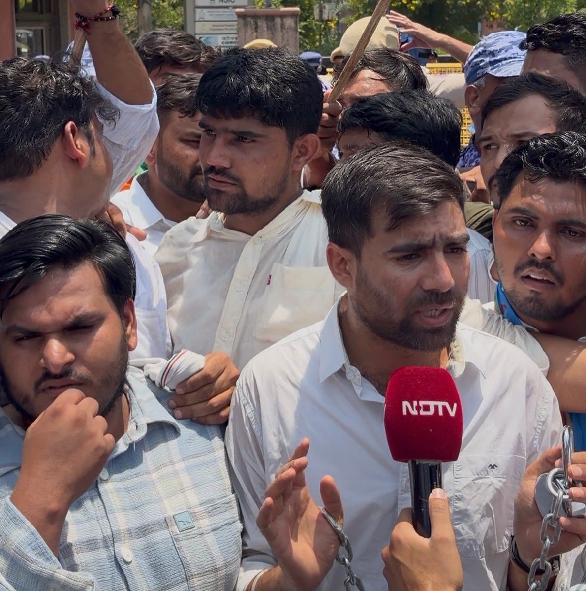 DevendaSanjay's tweet photo. 📍नई दिल्ली
NEET पेपर मामले को लेकर NSUI राष्ट्रीय अध्यक्ष @VinodJakharIN जी के नेतृत्व में NTA office के सामने विरोध प्रदर्शन किया गया ।
देश के लाखों छात्रों के भविष्य से खिलवाड़ करने वाली इस संस्था को बैन किया जाना चाहिए।
#NTABAN #neet
#vinodjakhar #nsui
#sanjaydevendansui https://t.co/n0LixlYURQ