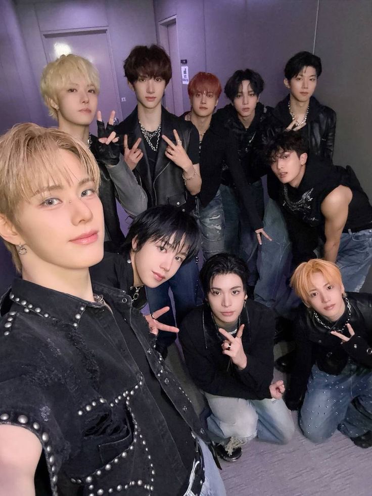 ꩜ . . siren is delulu ⚡️ tweet media