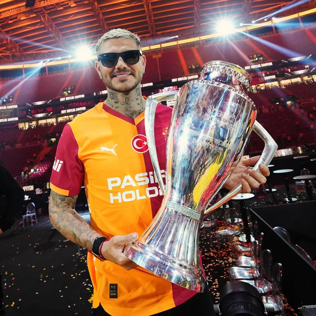 bpthaber's tweet photo. Mauro Icardi: “Mesele sadece futbol değildi. Fark etmeden, evimden uzakta bir yuva buldum. En değerli şey koskoca bir ülkenin bana kalbini açtığını hissetmekti.

Bir gün ışıklar sönebilir, maçlar bitebilir, zaman geçebilir. Ama bazı aşklar vedayı bilmez. Teşekkürler Galatasaray." https://t.co/5tOi1zgm36