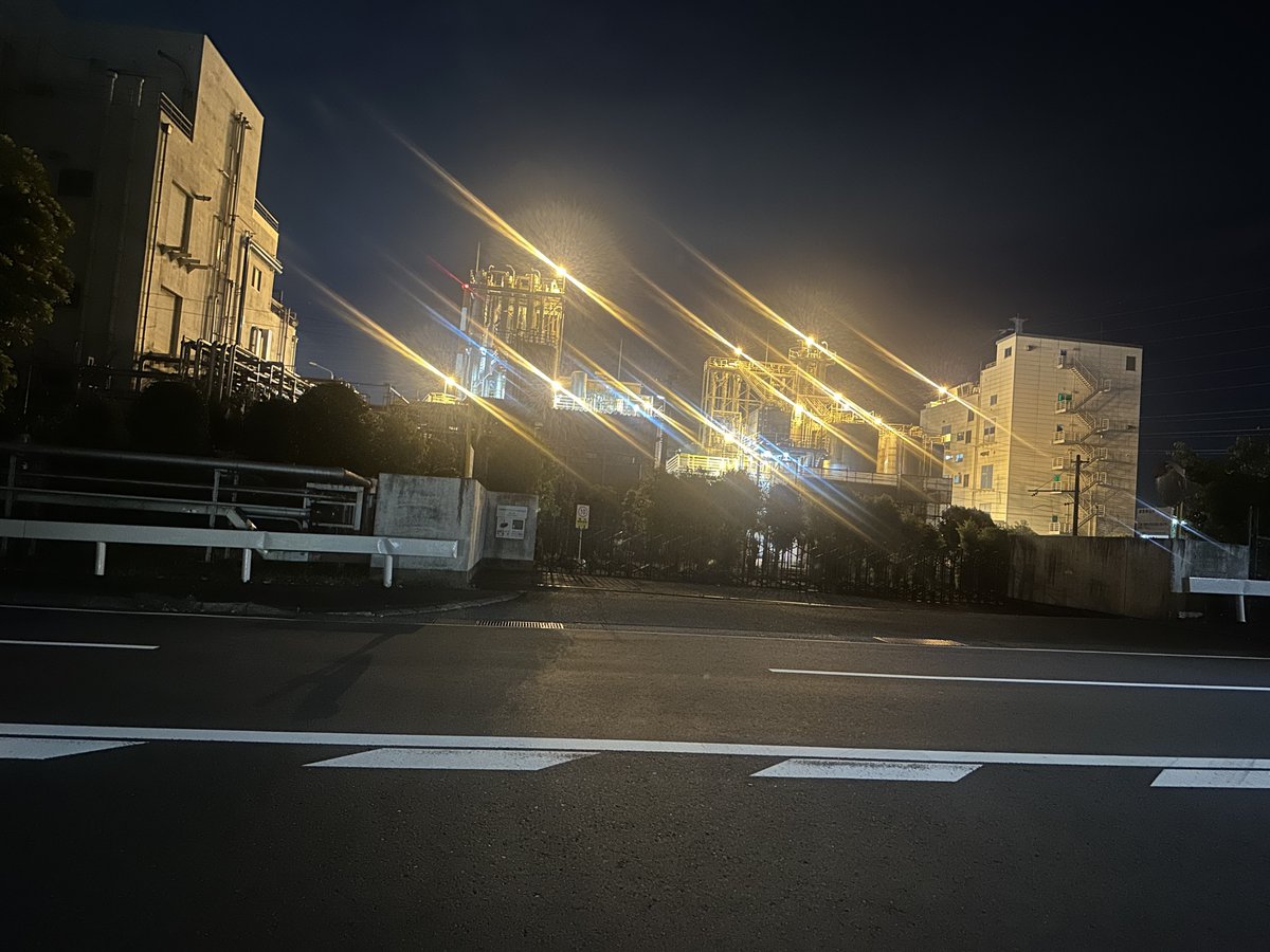 kohei_092's tweet photo. 夜の工場は綺麗 https://t.co/dETvGCPt2Z