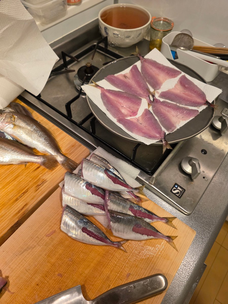 electone1016's tweet photo. 小学生ぶりに船釣り行ってきた
アジが大量に釣れたので初めての魚捌き&amp;アジフライ🐟 https://t.co/7KoZMEQI5C