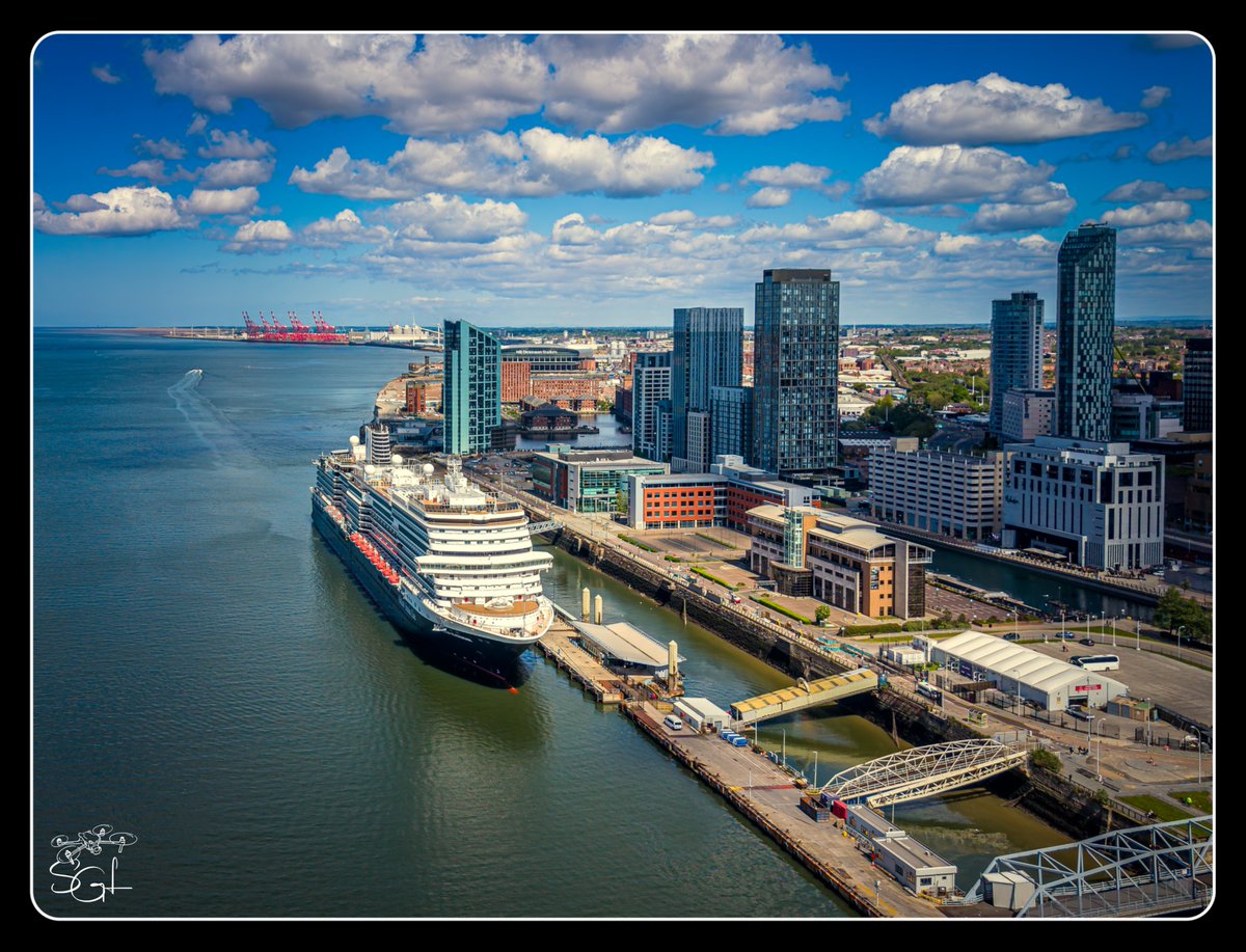 SGL_Simon's tweet photo. Liverpool waterfront from the air. Shots from the DJI Mini 5 Pro Drone.

#liverpool #merseyside #dronephotography https://t.co/OPiII0hLnH