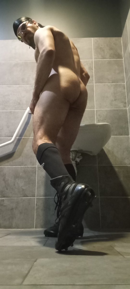 mastermauryjock's tweet photo. I bet u can't takr long if I sit with all my heavy muscles and big ass right I your face?! 😭😭😭 https://t.co/frnN48OytC