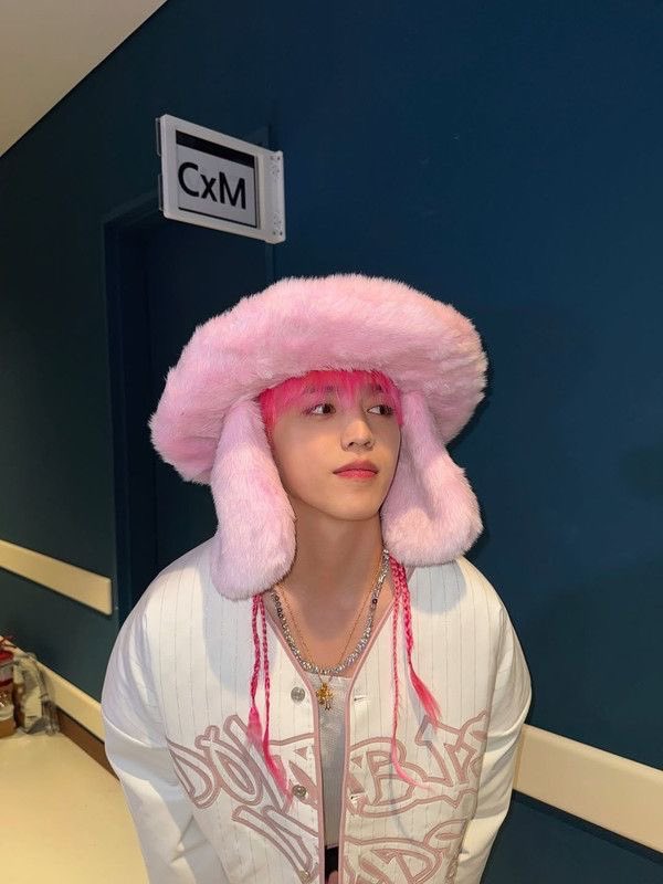 caratzendiaries's tweet photo. i guess the inkigayo sandwich thing worked? 🥪

#CSD #CaratSelcaDay #SCOUPS #SEVENTEEN https://t.co/byy7FBm82U
