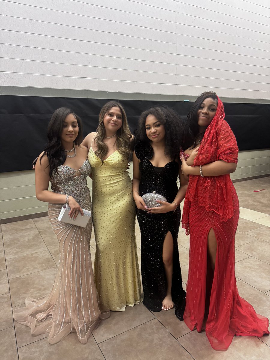 RodeoPalms's tweet photo. Formal with friends 😍 https://t.co/DAU3gDuaK8
