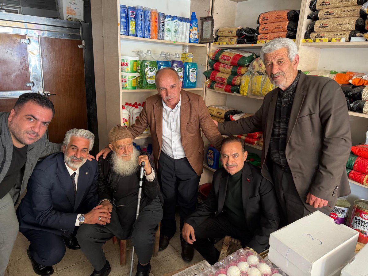 MetinKeskinMHP's tweet photo. "Terörsüz Türkiye, Güçlü Yarınlar!" 🇹🇷

MHP Bingöl İl Başkanımız Sn. M. Emin VARAN, Merkez İlçe Başkanımız ve Genç İlçe Başkanımız ile birlikte Genç ilçemizde esnafımızla ve hemşehrilerimizle bir araya geldik.
Liderimiz Sn. Devlet BAHÇELİ ’nin işaret ettiği "Terörsüz Türkiye" hedefimizi, geleceğe dair vizyonumuzu esnafımızla paylaştık, onların kıymetli fikirlerini dinledik. Bizleri samimiyetle ve muhabbetle bağrına basan tüm Gençli hemşehrilerimize teşekkür ederiz. Birlik ve beraberliğimiz daim olsun.

@MHP_Bilgi @EminVaran12