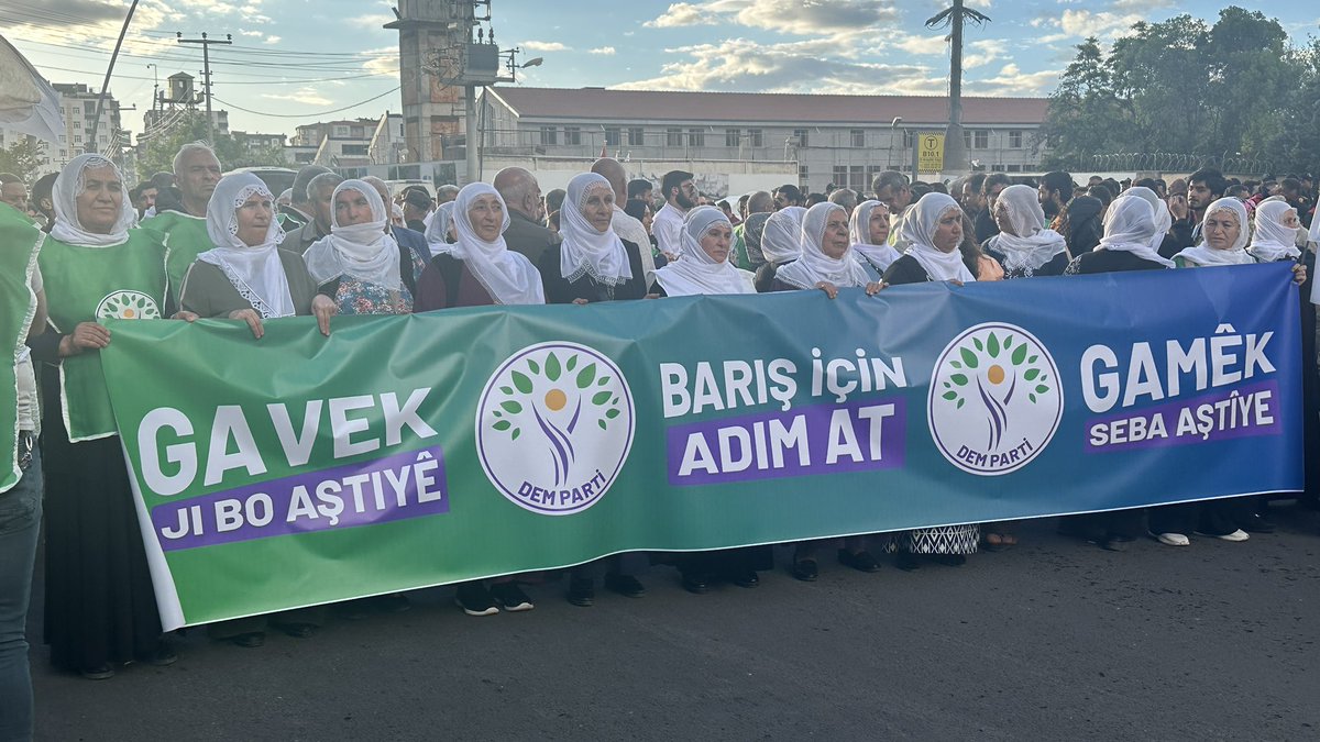berfu201's tweet photo. Amed’de Gerçekleşecek Olan Barış İçin Adım At Yürüyüşü  İçin Yurttaşlar Bağlar Cezaevi Üst Köşede Toplanmaya Başladı. Kitle Her Geçen Dakika Artıyor. Yürüyüş 19.00’da Başlayacak. https://t.co/iOta437gpc