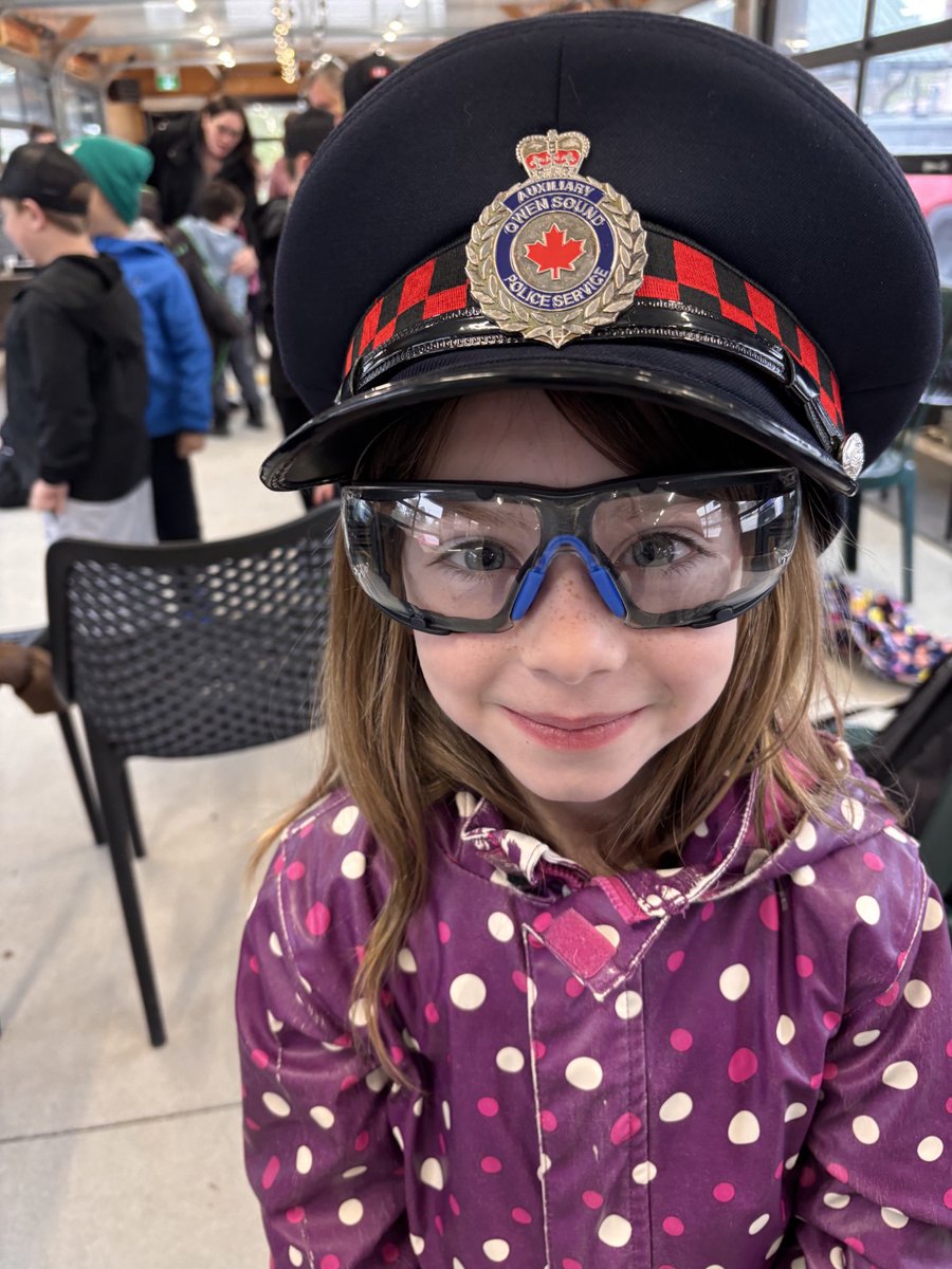 OwenSoundPolice's tweet photo. We have great #CommunityPartners in our city! A big thank you @CityOwenSound #FarmersMarket in the @RiverDistrictOS for hosting #AlexandraSchool @BluewaterDSB for an interactive morning to learn about safety at home & on the streets...while having fun dressing up #FutureLeaders https://t.co/Os1uldqN2Q