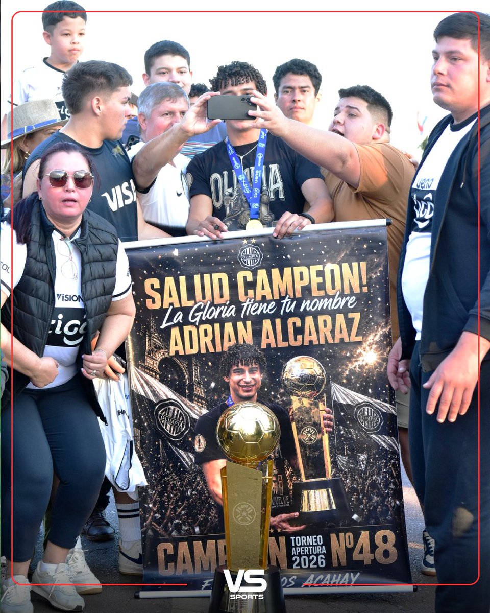 SomosVsSports's tweet photo. #Apertura2026 | ¡Regreso triunfal!

El delantero de Olimpia, Adrián Alcaraz, fue recibido por una gran multitud en su natal Acahay, hasta donde llegó  con el trofeo de campeón del torneo Apertura 2026.

El encuentro fue en la entrada de la ciudad, donde el atacante fue homenajeado y la caravana terminó en la cancha del Club Sol de América de Rincón, donde Alcaraz dio sus primeros pasos.

📷: Facebook Ara Colmán - Fotografía

#somosvssports #Olimpia
