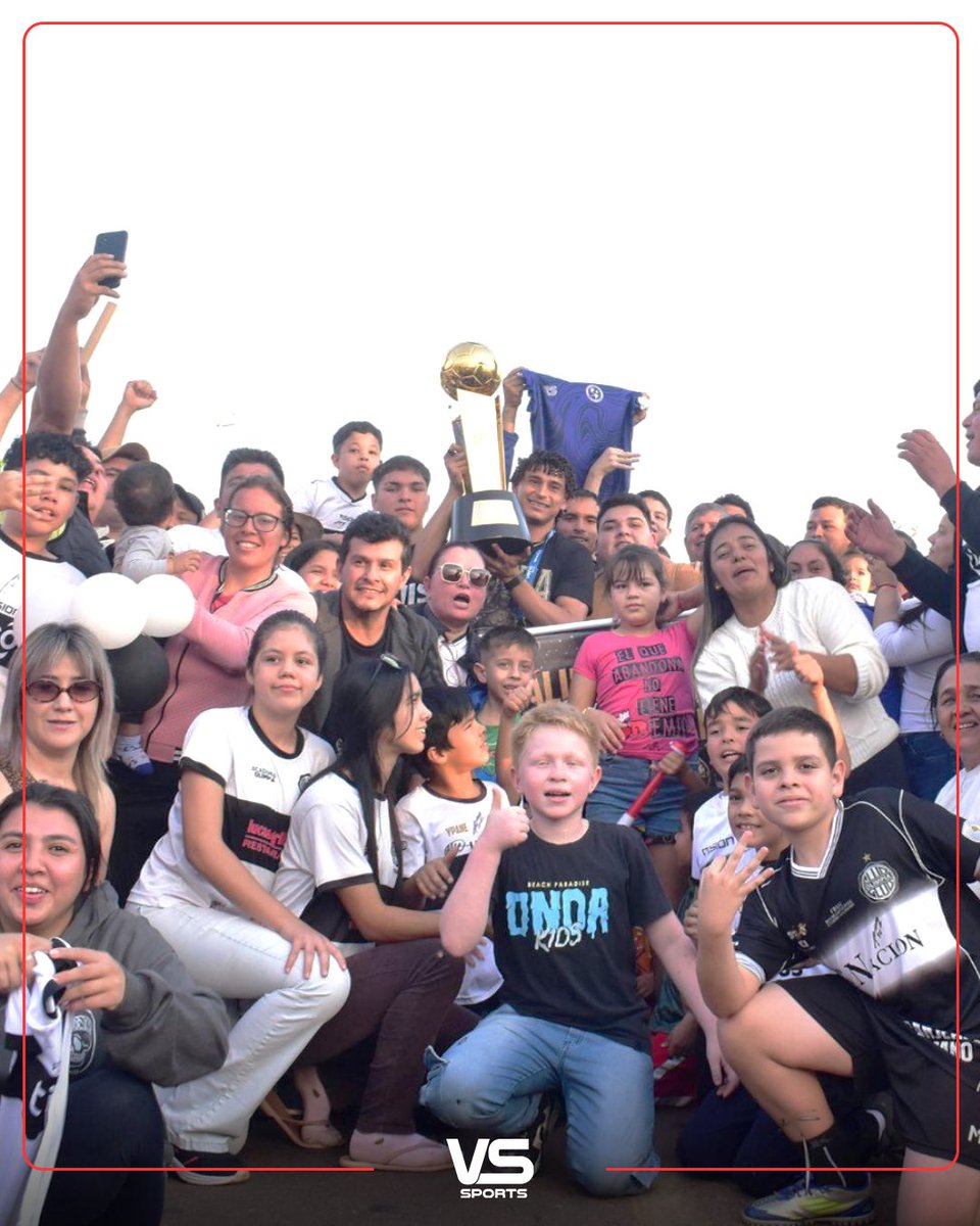 SomosVsSports's tweet photo. #Apertura2026 | ¡Regreso triunfal!

El delantero de Olimpia, Adrián Alcaraz, fue recibido por una gran multitud en su natal Acahay, hasta donde llegó  con el trofeo de campeón del torneo Apertura 2026.

El encuentro fue en la entrada de la ciudad, donde el atacante fue homenajeado y la caravana terminó en la cancha del Club Sol de América de Rincón, donde Alcaraz dio sus primeros pasos.

📷: Facebook Ara Colmán - Fotografía

#somosvssports #Olimpia