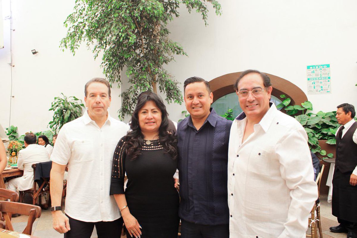 raulpinedazeped's tweet photo. 🫶🏻Tuve el honor de convivir y agradecer a quienes enseñan con el corazón.

¡Felicidades maestras y maestros! 👨‍🏫 https://t.co/VPvsM13obu