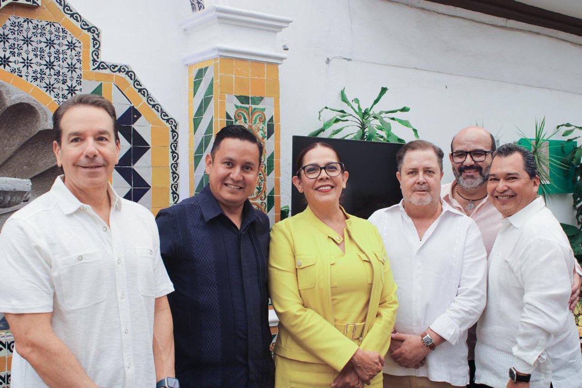 raulpinedazeped's tweet photo. 🫶🏻Tuve el honor de convivir y agradecer a quienes enseñan con el corazón.

¡Felicidades maestras y maestros! 👨‍🏫 https://t.co/VPvsM13obu