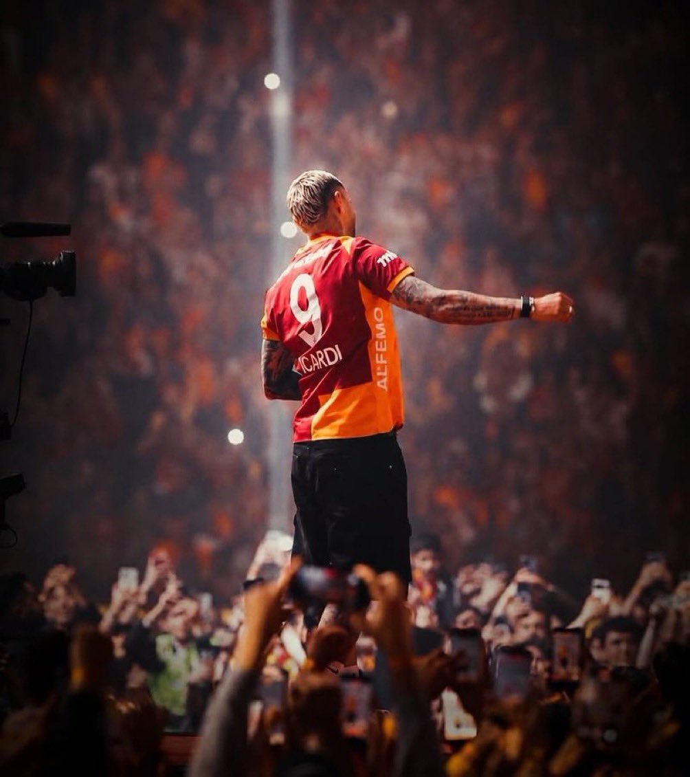 ensonhaber's tweet photo. Icardi'nin paylaşımı:

"Teşekkürler Galatasaray. Beni bu hikayenin bir parçası yaptığın için teşekkürler. Sevildiğimi, saygı duyulduğumu ve sonsuz hissetmemi sağladığın için teşekkür ederim. Belki bir gün ışıklar söner, maçlar biter ve zaman geçer. 

Ama bazı aşklar elveda demez.  Ve yıllar geçtikçe, geriye bakacağım ve bir zamanlar gerçekten mutlu olduğum harika bir ülkede olduğumu bilerek dolu bir kalbimle gülümseyeceğim."