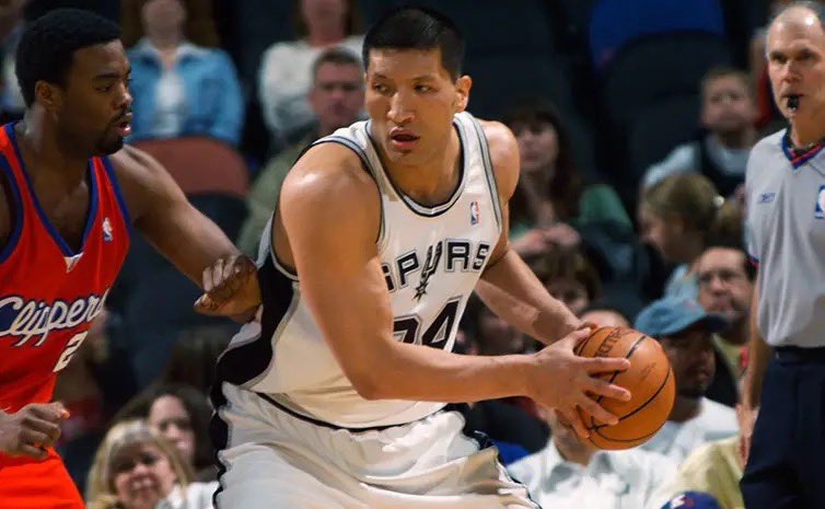 SpursReporter's tweet photo. Yesterday, former Spurs player Mengke Bateer- the first Chinese player ever to win an NBA ring- led a group of Chinese fans in a victory drum cheer after San Antonio eliminated Minnesota and advanced to the Western Conference Finals.

(🎥 via: @SpursGDP) https://t.co/pLNFSDgTdj