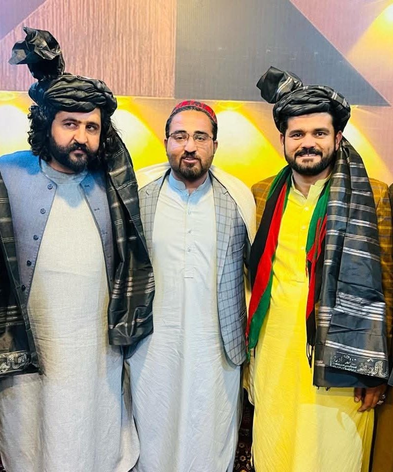 NaqeebPashtoo13's tweet photo. دا یو لګیا یو، یو څراغ تر بل څراغه پورې بل رسوو
موږ تر سهاره د رڼا د خورولو دا عمل رسوو
درویش درانی صاحب https://t.co/tAoCmEozVf