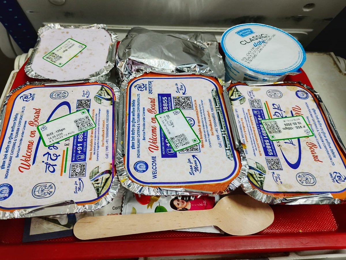 filmdebu's tweet photo. 22896 from BBS to HWH (PNR 6303538472). Slightly late, but no other complaints reg. service. The lunch + dinner menus, while largely the same, still had subtle differences in Rice, Dry Veg and Dessert. Good work, @IRCTCofficial. Excellent, indeed.

@RailwaySeva @RailMinIndia
1/2 https://t.co/6B2vjb4dvM