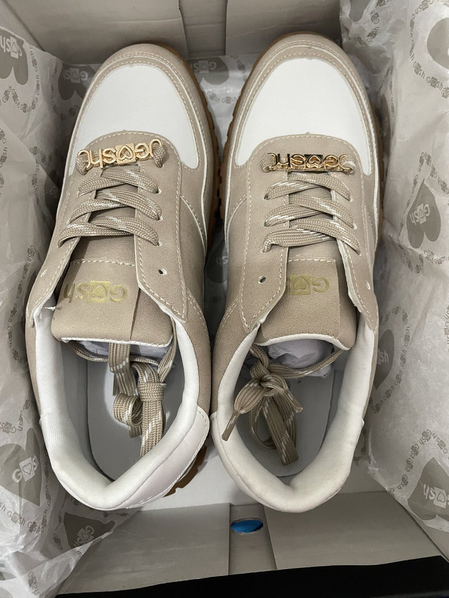 sandrinavc's tweet photo. sepatu nya cakep banget, beli di store nya langsung 600 pas cek shoppe lebih murah

https://t.co/bBTluvQBmg https://t.co/23qj5BVR1n