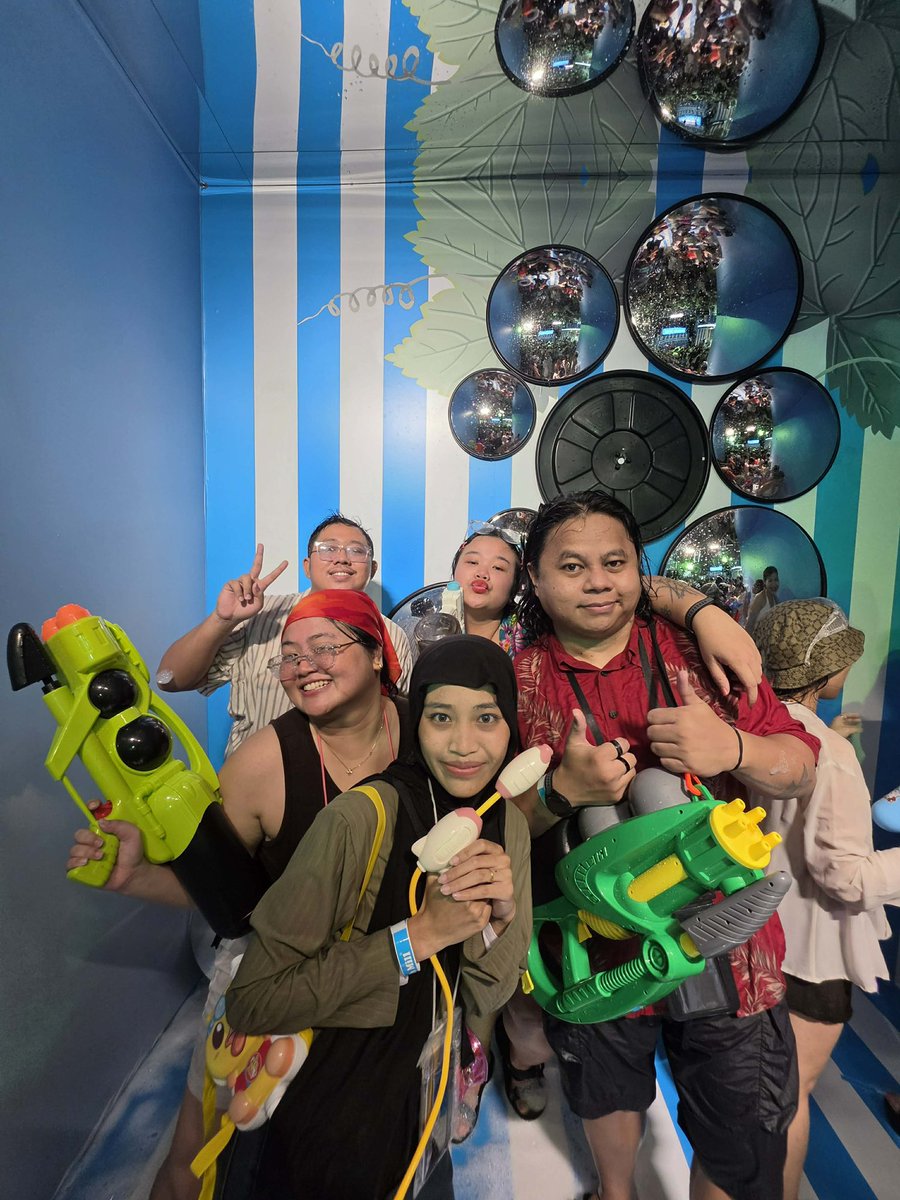 tembostern's tweet photo. Songkran 2026 still with the same ppl🫂🫶🏻 https://t.co/Fkc6yegjgg