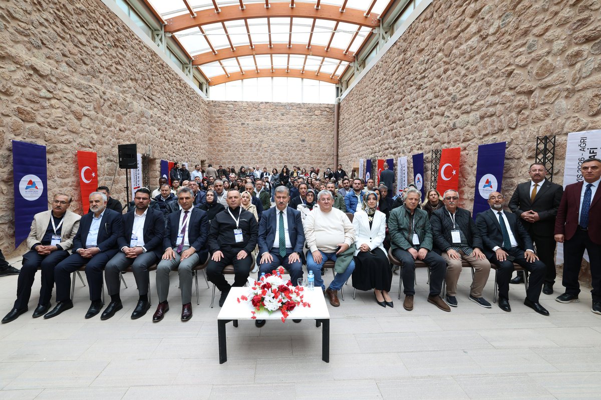 aicuni2007's tweet photo. #AİÇÜ Ev Sahipliğinde 24. Kromatografi Kongresi Başladı 🔬✨

Ağrı İbrahim Çeçen Üniversitesi ev sahipliğinde ve Hacettepe Üniversitesi iş birliğinde düzenlenen 24. Kromatografi Kongresi’nin açılış programı, tarihi İshak Paşa Sarayı’nda gerçekleştirildi. 📌

Rektörümüz Prof. Dr. İlhami Gülçin, üniversitemiz üst yönetimi, akademisyenler ve Türkiye’nin farklı illerinden gelen bilim insanlarının katıldığı kongrede, 33 farklı üniversiteden araştırmacılar bir araya geldi.📌

Prof. Dr. Hülya Akıncıoğlu ve Prof. Dr. Adil Denizli'nin başkanlığını yürüttüğü kongre kapsamında alanında uzman araştırmacılar tarafından sunulacak 65 sözlü bildiri, genç akademisyenlerin katkı sunduğu 30 poster bildirisi ve farklı alanlarda gerçekleştirilecek 2 çalıştay ile toplam 95 bilimsel çalışma yer alıyor.📌

Bilimsel niteliği ve disiplinler arası çeşitliliğiyle dikkat çeken kongre, kromatografi alanındaki güncel gelişmelerin paylaşılmasına, akademik iş birliklerinin güçlenmesine ve genç araştırmacıların bilim dünyasıyla buluşmasına önemli katkılar sunacak.📌

Tarihi mirası ve bilimsel birikimi aynı atmosferde buluşturan kongrenin açılış programının ardından katılımcılar tarihi İshak Paşa Sarayı'nı gezerek, sarayın tarihi hakkında AİÇÜ Eğitim Fakültesi Dekanı Prof. Dr. Yusuf Çetin'den bilgi aldı. 🌍📚

#AğrıİbrahimÇeçenÜniversitesi #Ağrı #AİÇÜ #Kroöatografi #kongre