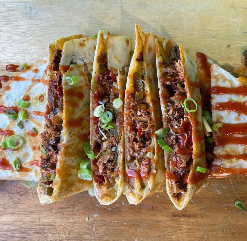 SugarfireWingH's tweet photo. RIB-DILLA 🤩

Quesadilla with Pulled Rib Meat (Tossed in STL Sweet BBQ Sauce), Tomato, White &amp; Green Onions, Sour Cream &amp; Honey Badger BBQ Sauce!

🔥 636-265-1234 🔥 https://t.co/1CWRHIhGoy