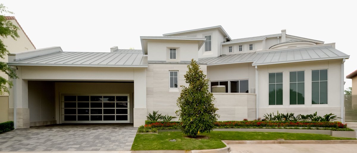 simsbuilders's tweet photo. Lake Pointe Contemporary feels bright, sculptural, &amp; livable. A curved glass &amp; metal staircase, arched dining room, open living space, waterfront views, &amp; clean exterior lines give the home crisp modern warmth.

🏡Robert Dame
🎨Collaborative Design Group
📸Steve Chenn https://t.co/iwE590OWyr