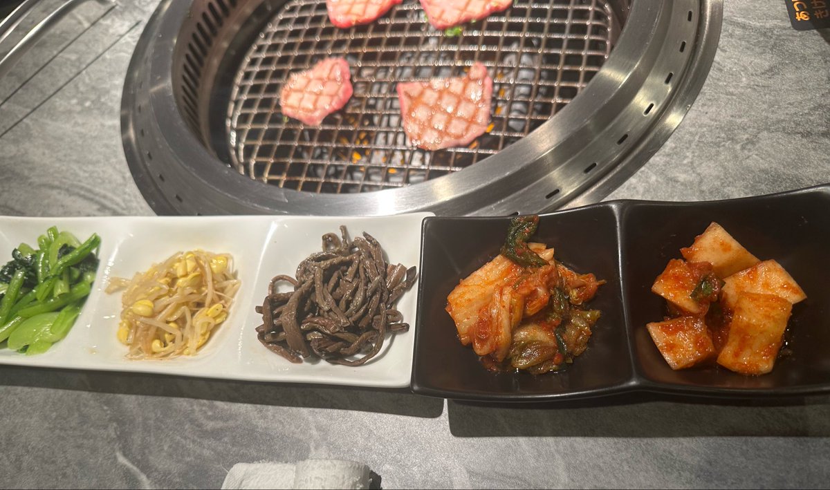 sakanamioshi's tweet photo. 日曜日の観戦を前にみんなでオフ会。
住吉にある焼肉 桃松庵に行ってきました！
今回は飲み放題付き8000円（生ビールとマッコリを入れると＋1000円）のコースでした。
もう、前菜のビーフシチューから美味しい！
肉も素人が焼いても柔らかくて美味しい！
タレも塩も美味い！
剣翔さんも奥さんも素敵！ https://t.co/GDTCo8ZOBs