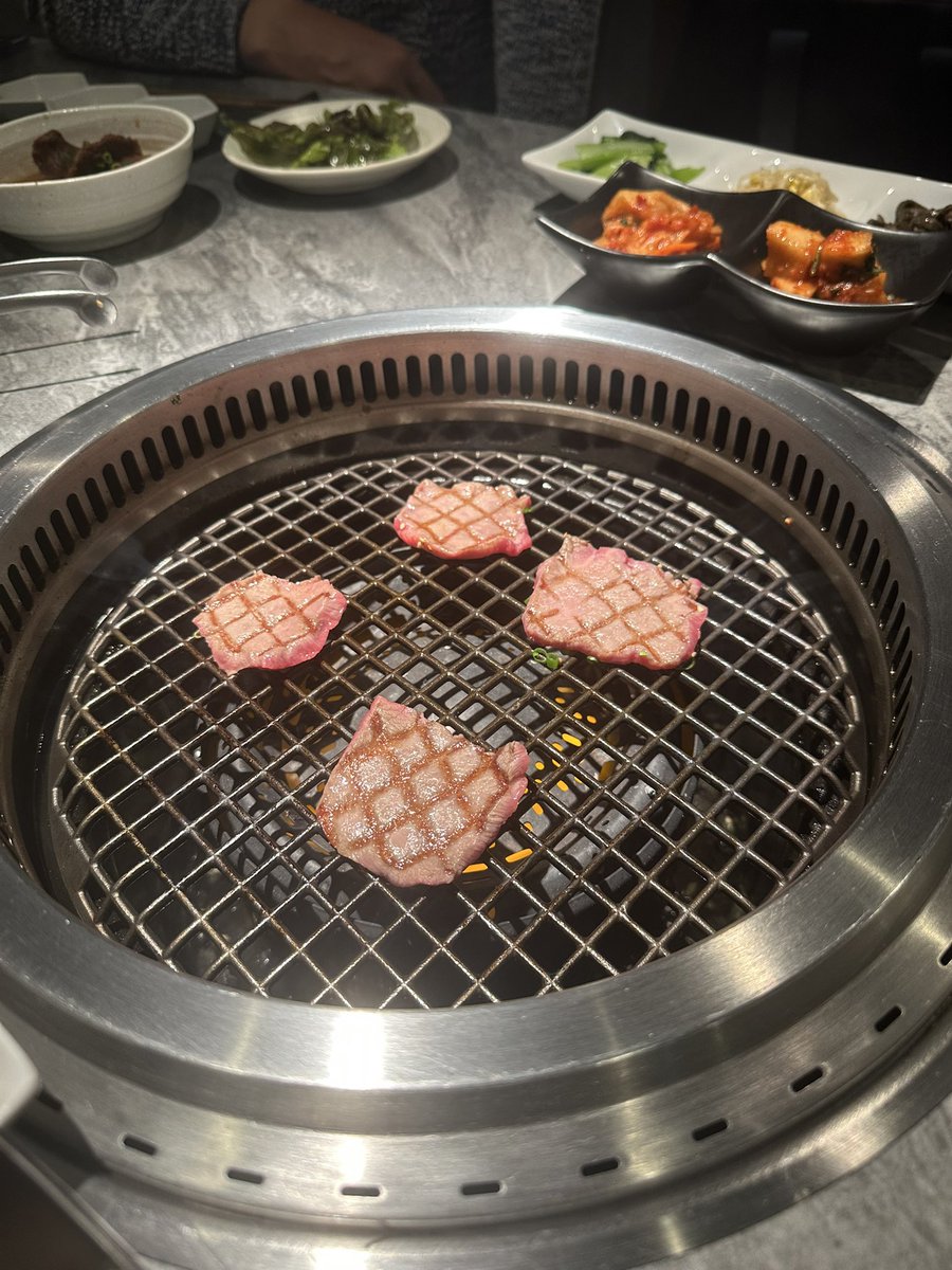 sakanamioshi's tweet photo. 日曜日の観戦を前にみんなでオフ会。
住吉にある焼肉 桃松庵に行ってきました！
今回は飲み放題付き8000円（生ビールとマッコリを入れると＋1000円）のコースでした。
もう、前菜のビーフシチューから美味しい！
肉も素人が焼いても柔らかくて美味しい！
タレも塩も美味い！
剣翔さんも奥さんも素敵！ https://t.co/GDTCo8ZOBs