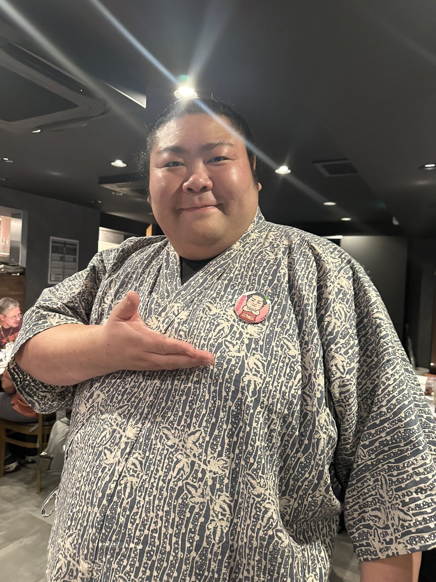 sakanamioshi's tweet photo. どすこいクマさんの描き下ろしイラスト（新旧剣翔）と、どすクマさんのイラストに自分が2次加工させていただいたイラストを額に入れてプレゼントしたら飾ってくれましたw
どすクマさんデザインの缶バッヂも付けていただき… https://t.co/JIJWbmFgMM