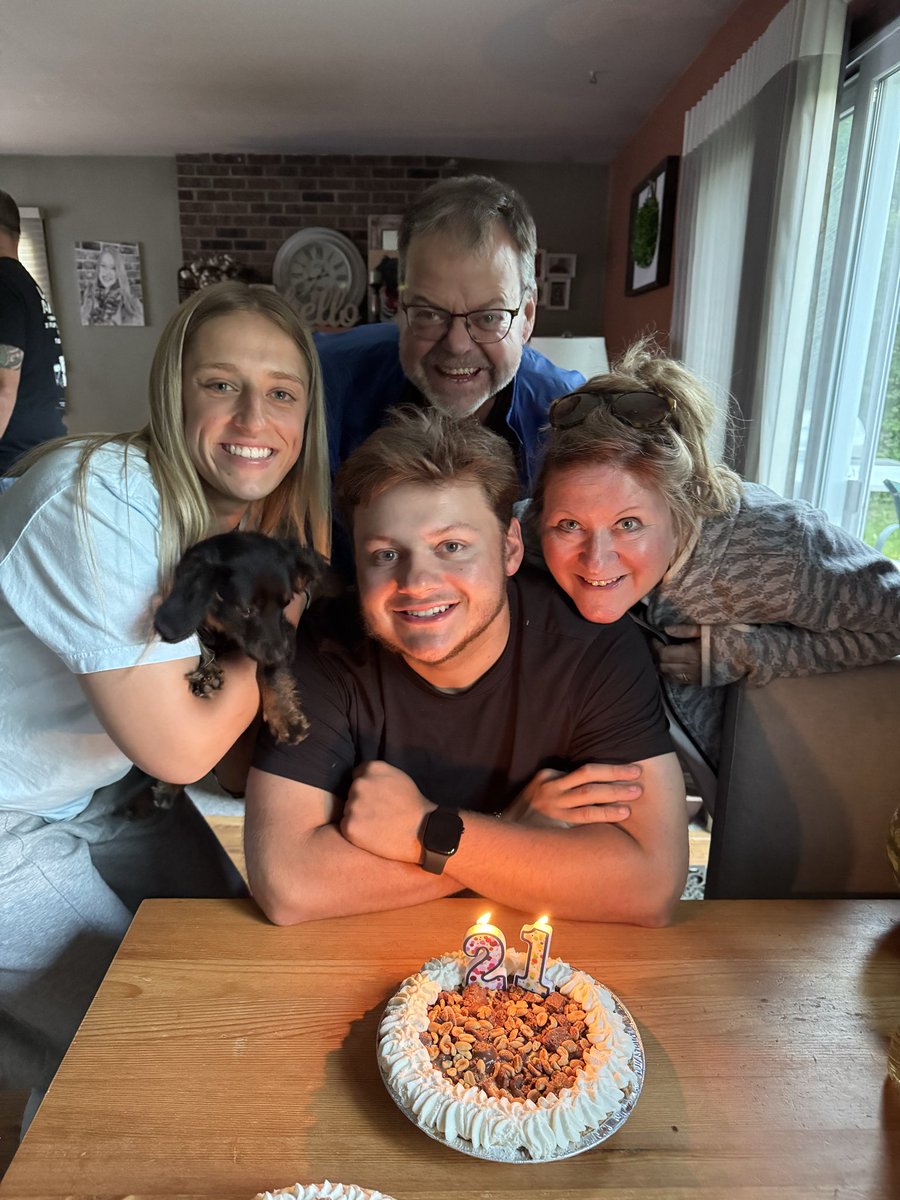 lyonsden28's tweet photo. One of my favorite days of the year. Happy Birthday @Jonnnylyons1717! Thanks for always making us so proud of the fine human you are. Never stop believing in yourself and the great things you continue to accomplish. @StephLyons11 https://t.co/qo60NiE5MH