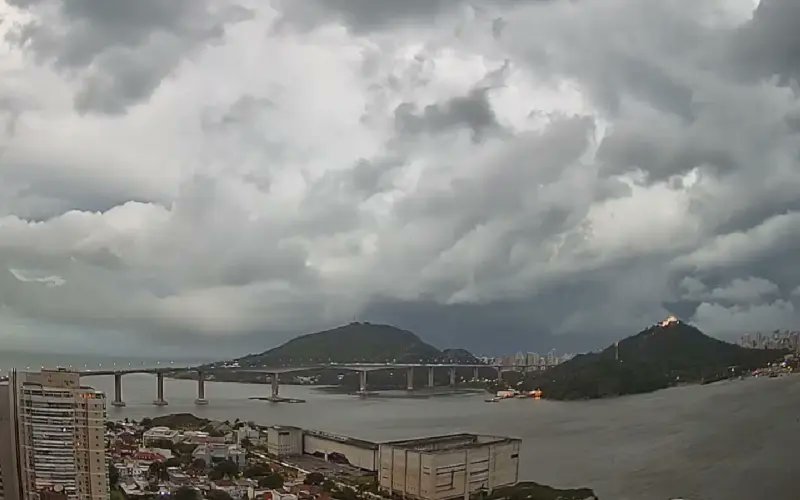 esbrasil's tweet photo. Uma frente fria no litoral do Espírito Santo traz instabilidade e chuva para sábado (16), com temperaturas mais amenas e céu nublado na Grande Vitória e outras regiões do Estado 🌧️

🔗 Leia a matéria completa em https://t.co/Q7vbjxou0N https://t.co/U3kmplV0lx