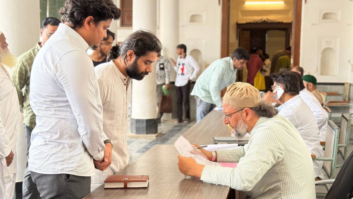 mohsinaddeen96's tweet photo. Aimim Chief Barrister @asadowaisi Sahab &amp; Floor Leader Akbaruddin Owaisi Sahab With MIM MLA’s MLC’s Today While Listening Public Problems At Party Headquarters Darussalam, Hyderabad.

#darussalam #owaisibrothers #asadowaisiimperator #akbarudddinowaisi  #hyderabad https://t.co/PEAxbsb21J
