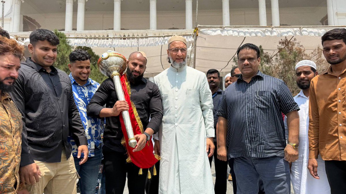 mohsinaddeen96's tweet photo. Aimim Chief Barrister @asadowaisi Sahab &amp; Floor Leader Akbaruddin Owaisi Sahab With MIM MLA’s MLC’s Today While Listening Public Problems At Party Headquarters Darussalam, Hyderabad.

#darussalam #owaisibrothers #asadowaisiimperator #akbarudddinowaisi  #hyderabad https://t.co/PEAxbsb21J