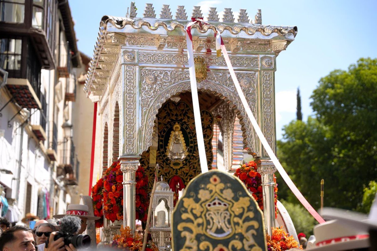 marifrangr's tweet photo. 🌿 #Granada vive hoy uno de sus momentos más emotivos: la Misa de Romeros y la salida de @hdadrociogranada rumbo a la aldea almonteña.
La carreta con la silueta de la Alhambra vuelve a llevar el nombre de nuestra ciudad por los caminos de Andalucía. Fe, devoción y alma granadina en cada paso del camino.
¡Viva la Virgen del Rocío! 🤍