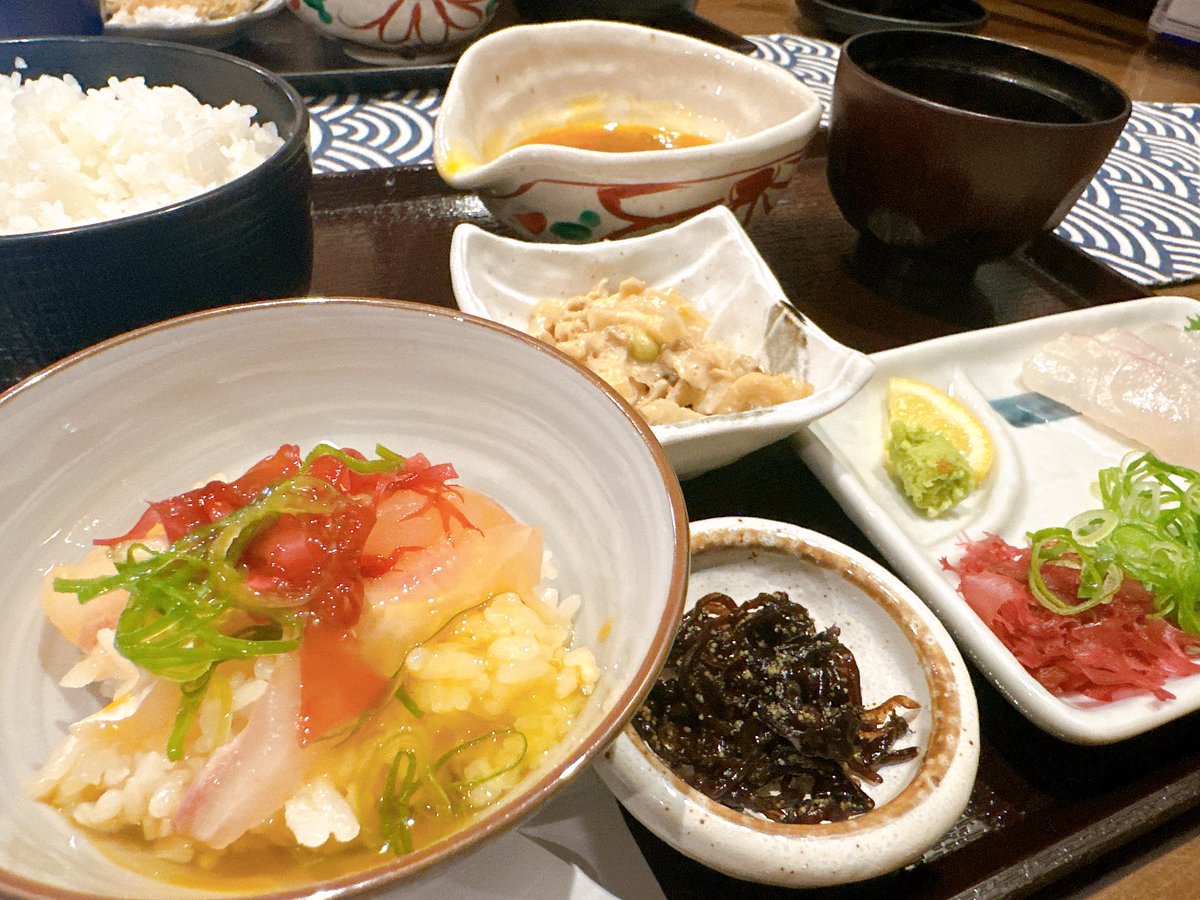 maromaro236's tweet photo. 行きたかったジブリ展一緒に行ってもらった🤭
お昼の鯛めしめちゃうまでした(′-′₃鯛)з https://t.co/AbPcauBkhO