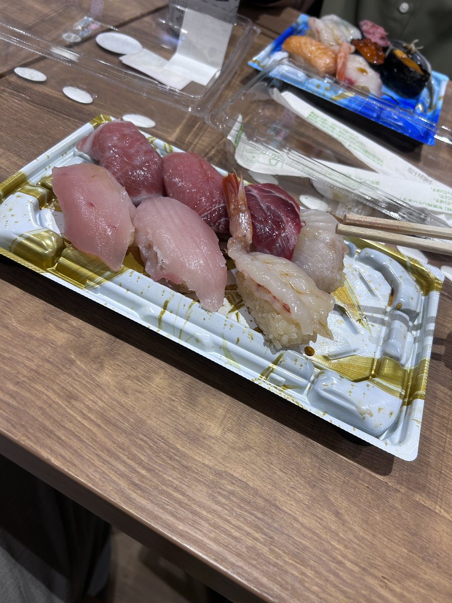 Tson_n's tweet photo. お前らが必死こいてバカ高い映画飯食ってる時に、俺が上映前に近所のイートインスペースで食ってるのは売れ残りの半額の寿司パック、劇場のポップコーンは高い、レイトショー前の寿司の方が満足度が高くて安い。すげーシンプルな話なんだけどstreetにはそういうシーンが必ずあるってこと、それだけ。 https://t.co/Qr2MbvyoAW
