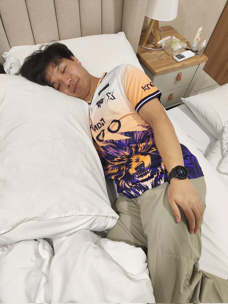 wigglyspoo's tweet photo. how I sleep knowing @RevenantGGWP is winning today 😴😴 https://t.co/bwjJVDBsfP