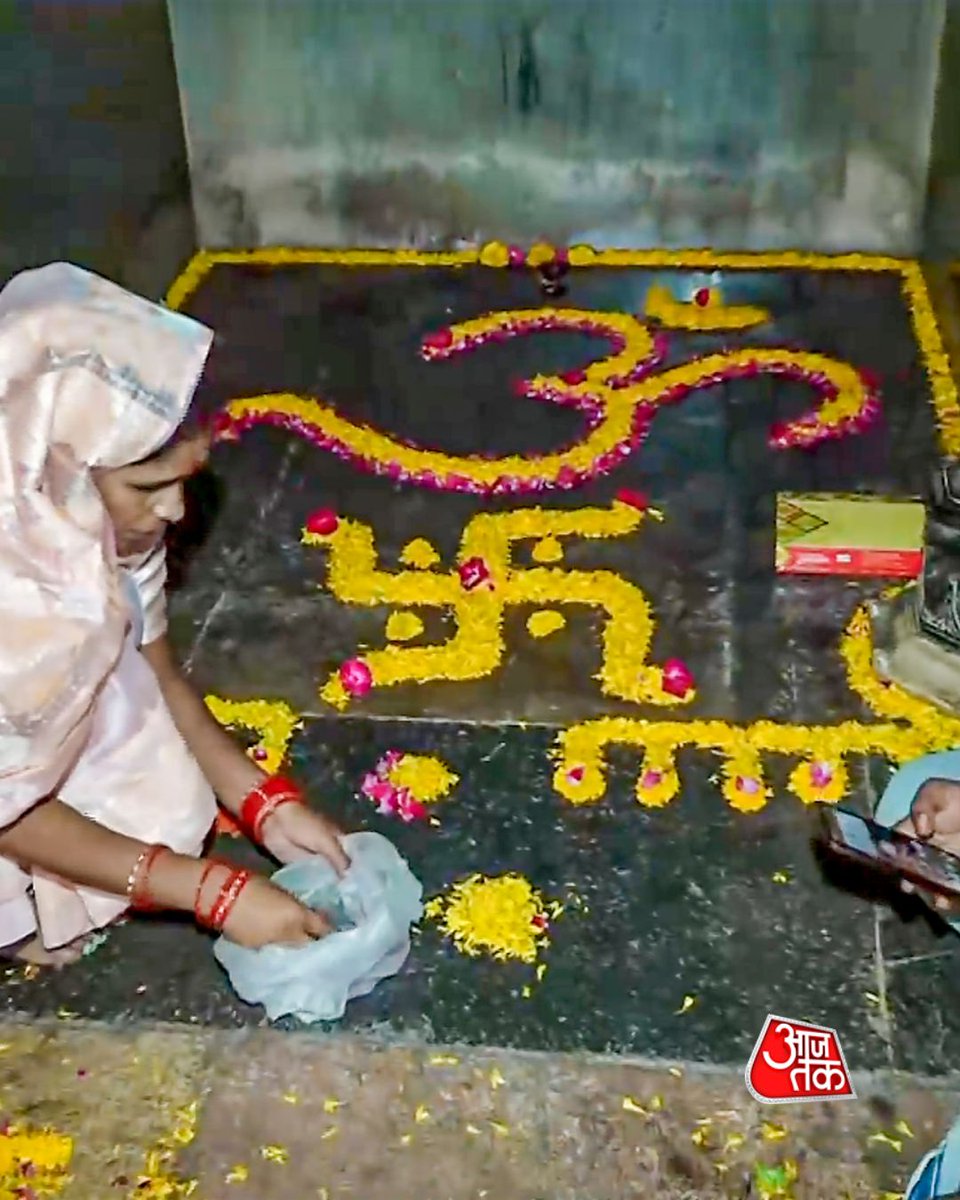aajtak's tweet photo. मध्य प्रदेश हाई कोर्ट द्वारा धार स्थित भोजशाला परिसर को देवी वाग्देवी (सरस्वती) को समर्पित हिंदू मंदिर घोषित किए जाने के बाद श्रद्धालु परिसर के अंदर पहुंचकर पूजा-अर्चना और प्रार्थना करते नजर आए

#Bhojshala #Dhar #MadhyaPradesh #HighCourtVerdict #VagdeviTemple #ATCard #AajTakSocial #AajTakRK