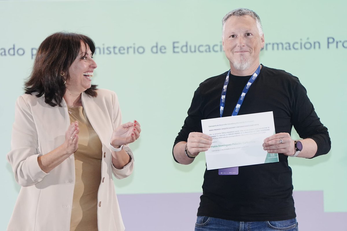 DG_IFP's tweet photo. Pablo Domínguez-Palacios recoge el premio al proyecto "Cine y Conciencia social", que reflexiona sobre cuestiones relevantes para la adolescencia actual. @iesalmensilla 
#4CIEAND #CtrlAltFuturo #PCT_Código_Escuela_4_0 https://t.co/FOrCF9Frdk