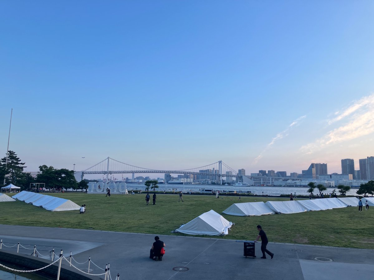 8010Teardrop's tweet photo. 娘と公園で遊んで日が暮れる…🛝
今日のレインボーブリッジとフジテレビは珍しいラベンダーパープルのライトアップです🪻
『遺伝性血管性浮腫の日』の理解・向上のためのイベントで全国の色々な場所でパープルのライトアップをしているようです。
#HAEDAY https://t.co/MYhZwT3VkS