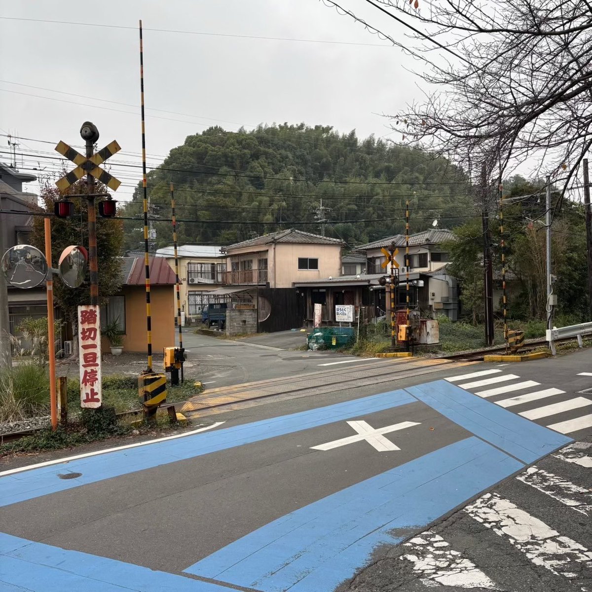 LRlPcruwXU92401's tweet photo. 近所の聖地に撮影に行ってきました。
tiktokに載せたら、プチバズりしてます。
夏目ファンスゴイです。

#夏目友人帳聖地巡礼
#韓々坂 https://t.co/uLHQaZ54H1