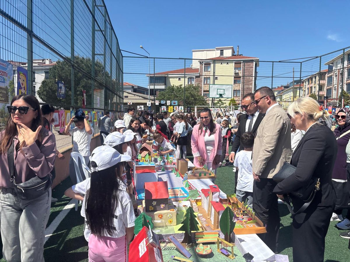 tekirdagmem's tweet photo. ☘️ Sıfır Atık ve Sürdürülebilirlik Bahar Şenliği” kapsamında; Malkara Nurten Hüsnü Pullukçu İlkokulu öğrencilerimizin gösterileri, atık materyallerden hazırlanan kostümler, bilim, sanat, tasarım ve müzik çalışmaları ile Harezmi Eğitim Modeli ve Okudukça Projesi etkinlikleri büyük beğeni topladı. Velilerimizin yoğun ilgi gösterdiği şenlikte çevre bilinci, sanat ve bilim bir araya geldi.

@tcmeb @Yusuf__Tekin 
@meb_dhgm @omurfatih 
@drazizyeniyol