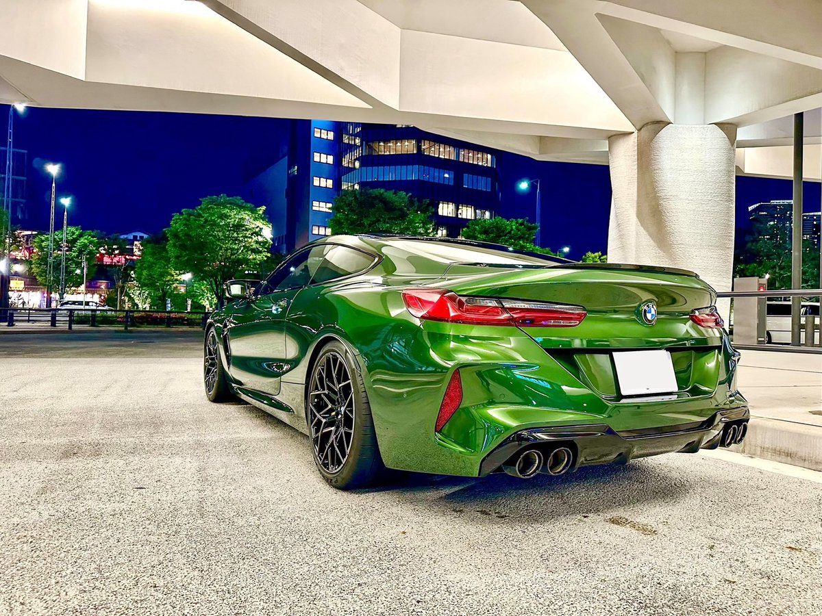 chitamaru4's tweet photo. BMW M8 competition

ローダウン完了✅
これがM8本来の姿な気がするくらい、しっくりきてる。
車高はこれが限界みたい😱
サンビームさんが言うのだから間違いないだろう。
いつもお任せですが、結構下げてもらってるはずw 

少し乗った感じは純正より気持ち柔らかくなった感じでオッケー👌
純正は硬くて乗ってられん‼︎
アライメントも取ってもらったからフロントの接地感もUP。
見た目も走りも格段に良くなった。
車高下げたらアライメントは絶対取りましょう‼︎
車の動きが格段に良くなります。
あとはホイール。
デザインはようやく決まって、ボディーカラーを最大限に活かしたバランスよく見えるように。
楽しみ楽しみ😌