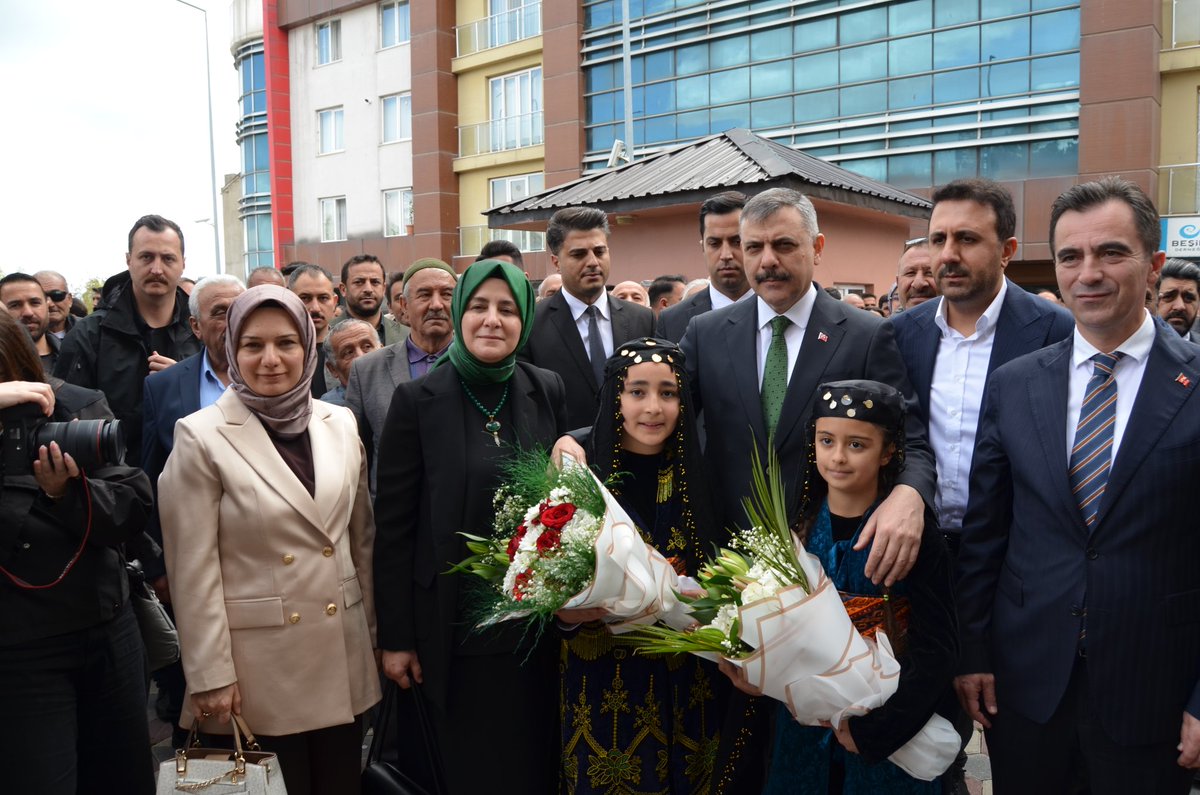 AdilcevazBld's tweet photo. Belediye Başkanımız Sayın Av. Abdullah AKBABA, Kaymakamımız Sayın Nurhalil ÖZÇELİK ile birlikte, kıymetli hemşerilerimizin yoğun katılımıyla şehrimize teşrif eden İçişleri Bakanımız Sayın Mustafa ÇİFTÇİ'yi Kaymakamlık binası önünde karşıladı. https://t.co/DpM2Wm02OG